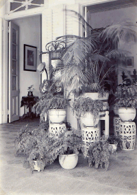 Foto van interieur controleurswoning Adrien Henri MG (1873-1965) in Salatiga Midden Java